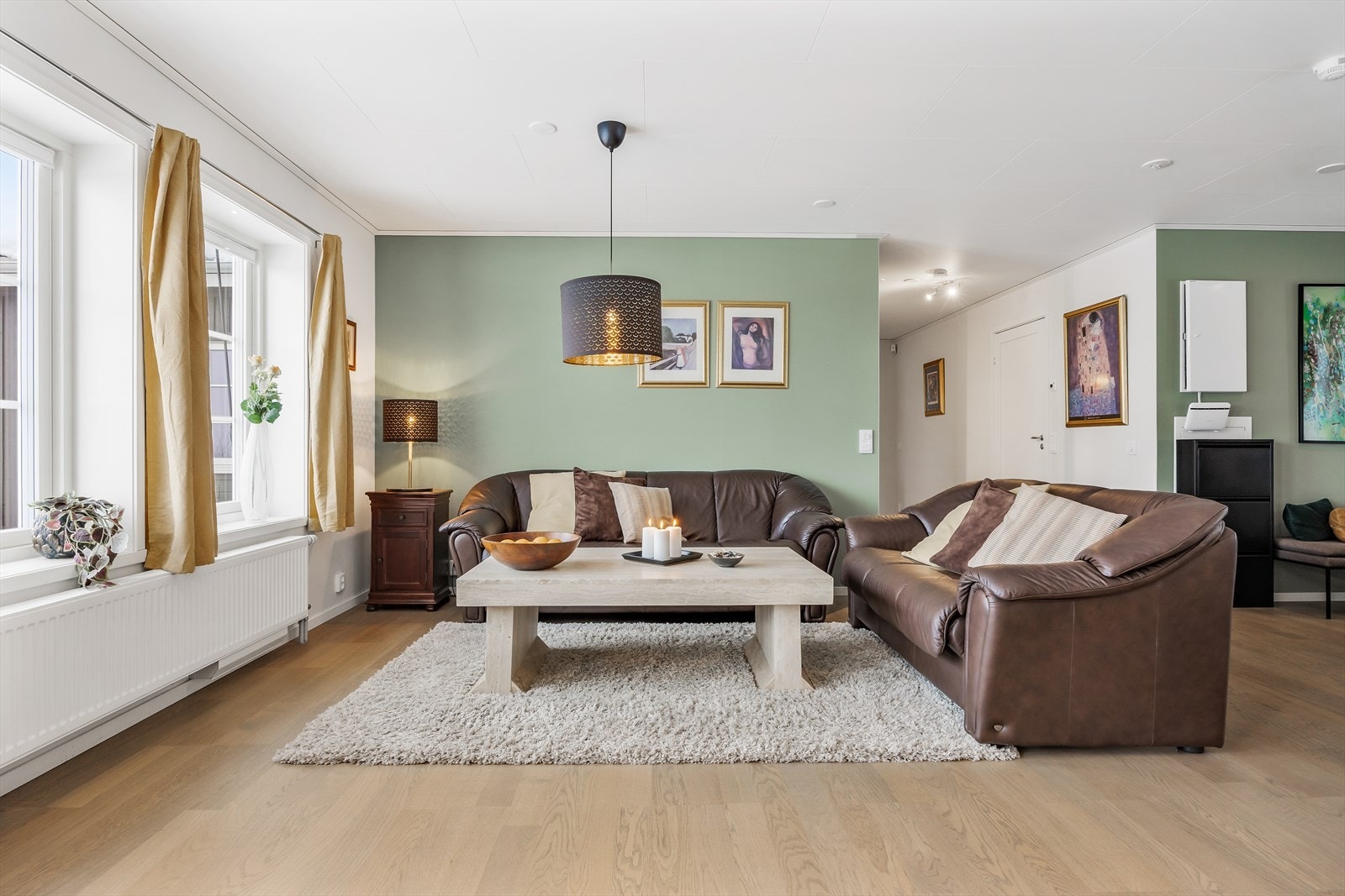 Store vindusflater slipper inn rikelig med dagslys og skaper en behagelig atmosfære. Galleribilde