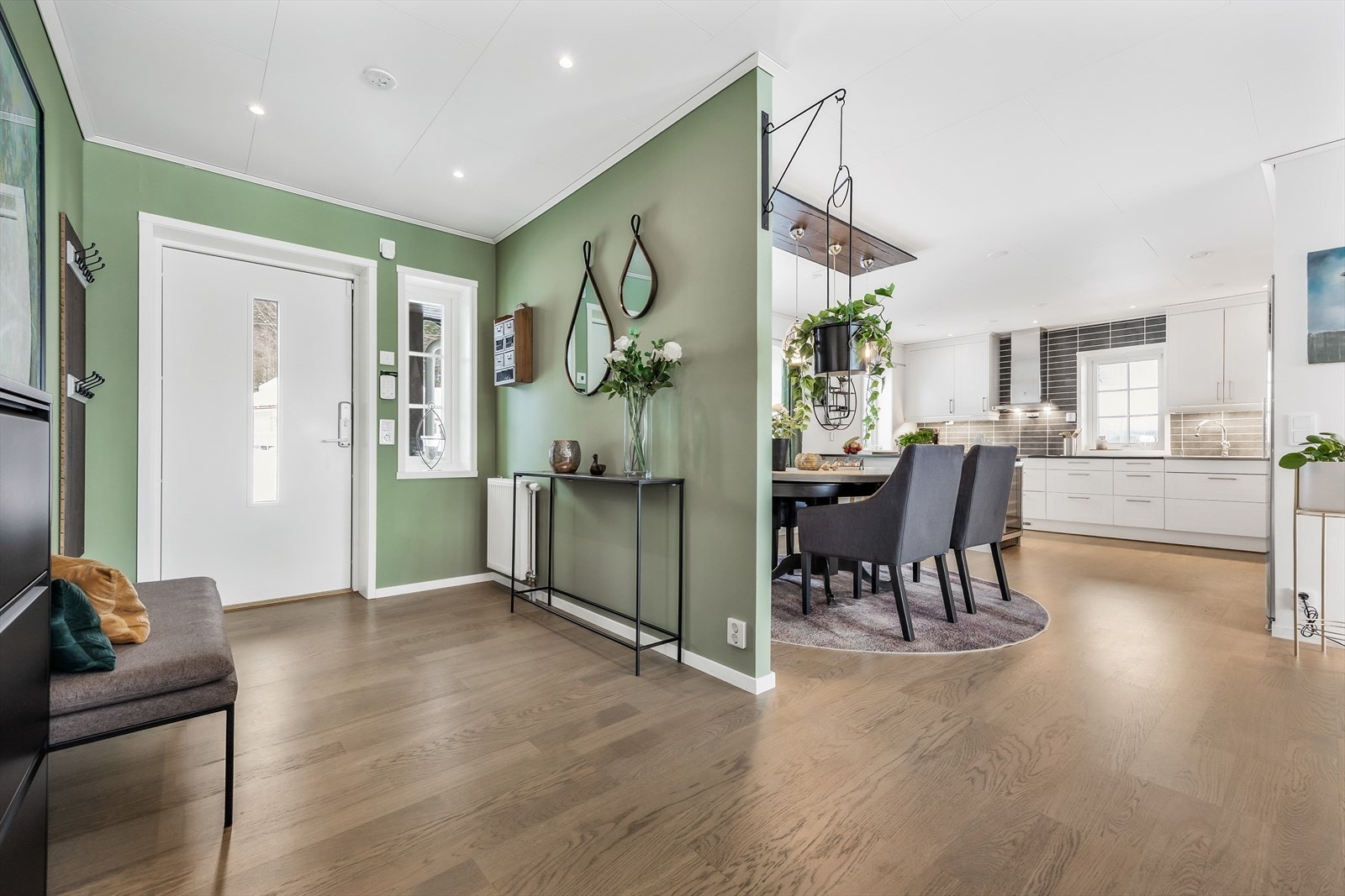 Velkommen inn i en lys og romslig entré som gir et godt førsteinntrykk av boligen. Galleribilde