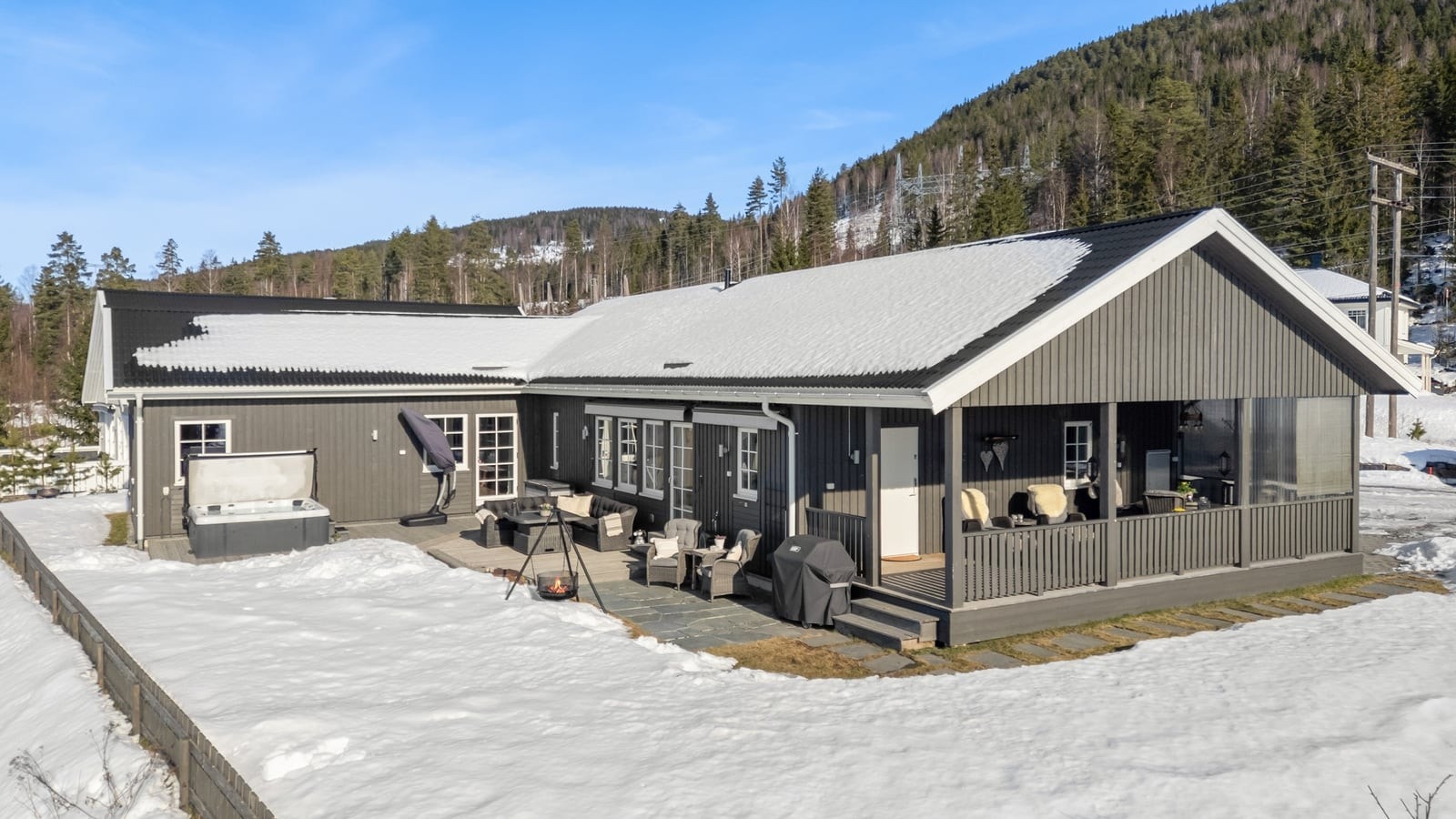 Eiendommen har en stor, sørvestvendt terrasse på 65 m² og gode uteområder. Galleribilde