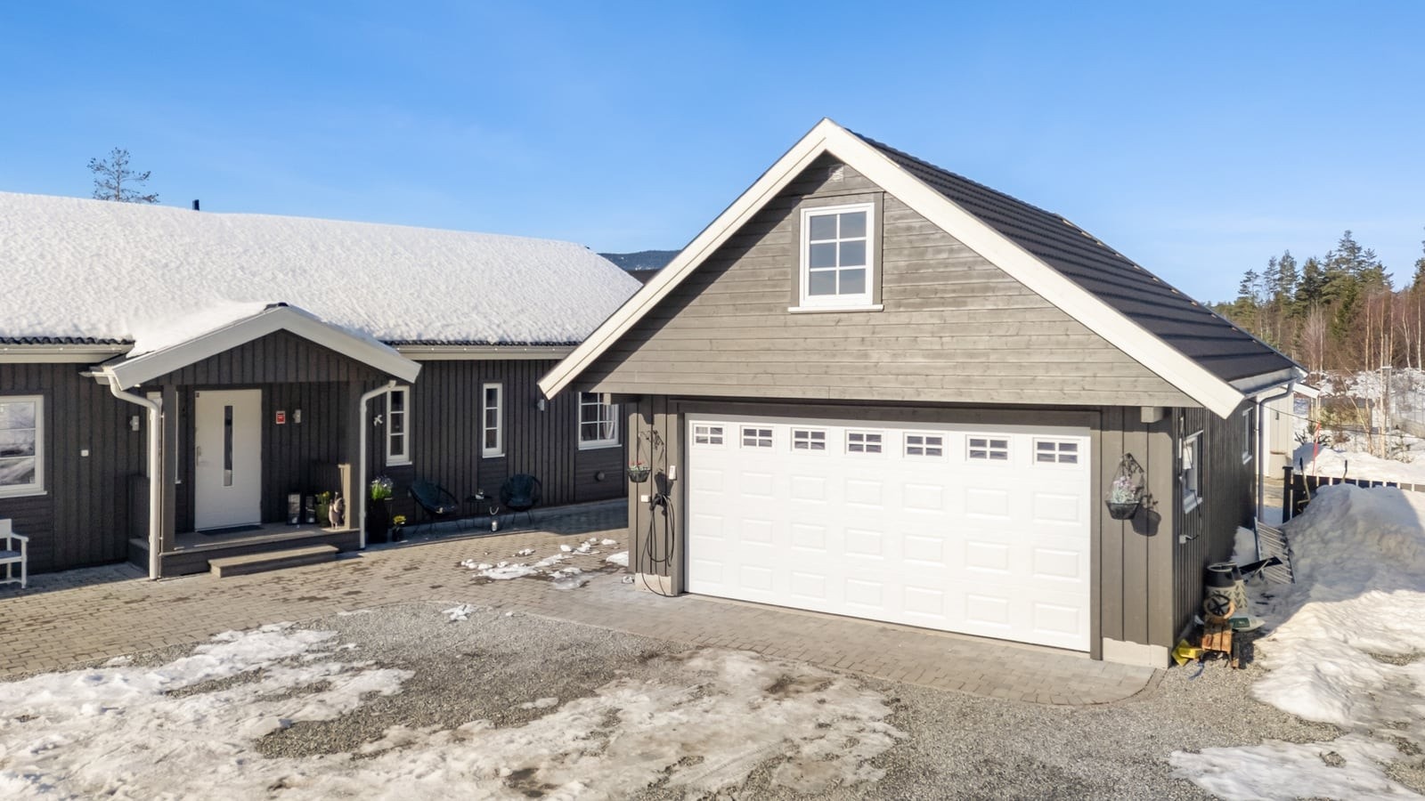 Boligen disponerer en dobbelgarasje på 46 m² med lagringsloft og installert elbillader. Galleribilde