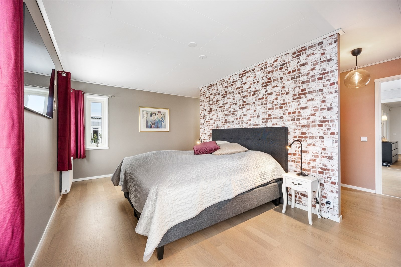 Rommet har god plass til dobbeltseng og tilhørende møblement. Galleribilde