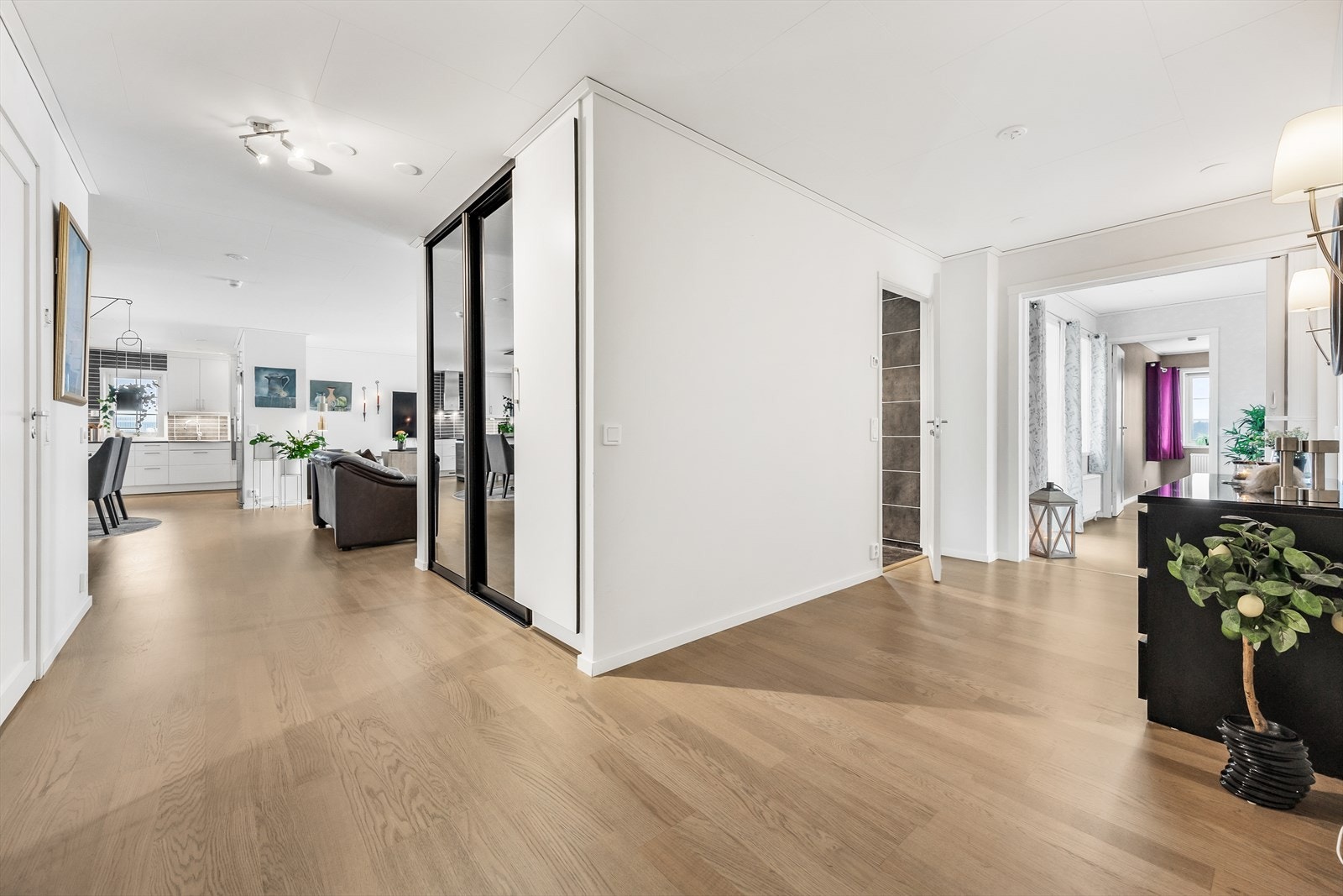 Den åpne løsningen gir en god romfølelse og oversikt over de sosiale sonene. Galleribilde