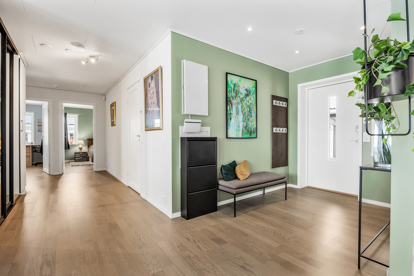 Fra gangen er det en åpen og fin flyt videre inn mot boligens oppholdsrom. Galleribilde