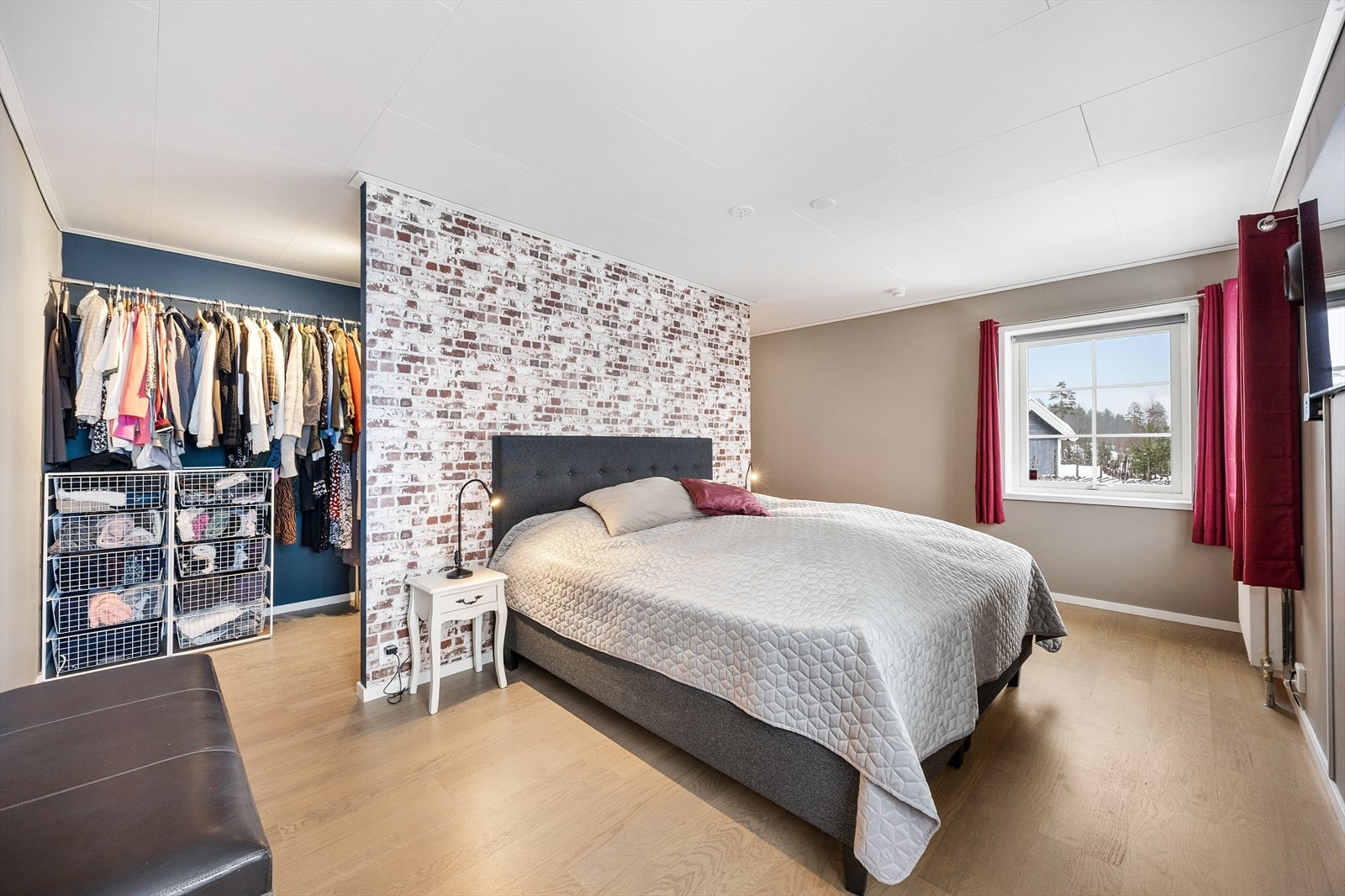 Hovedsoverommet er romslig og har en smart løsning for garderobe. Galleribilde