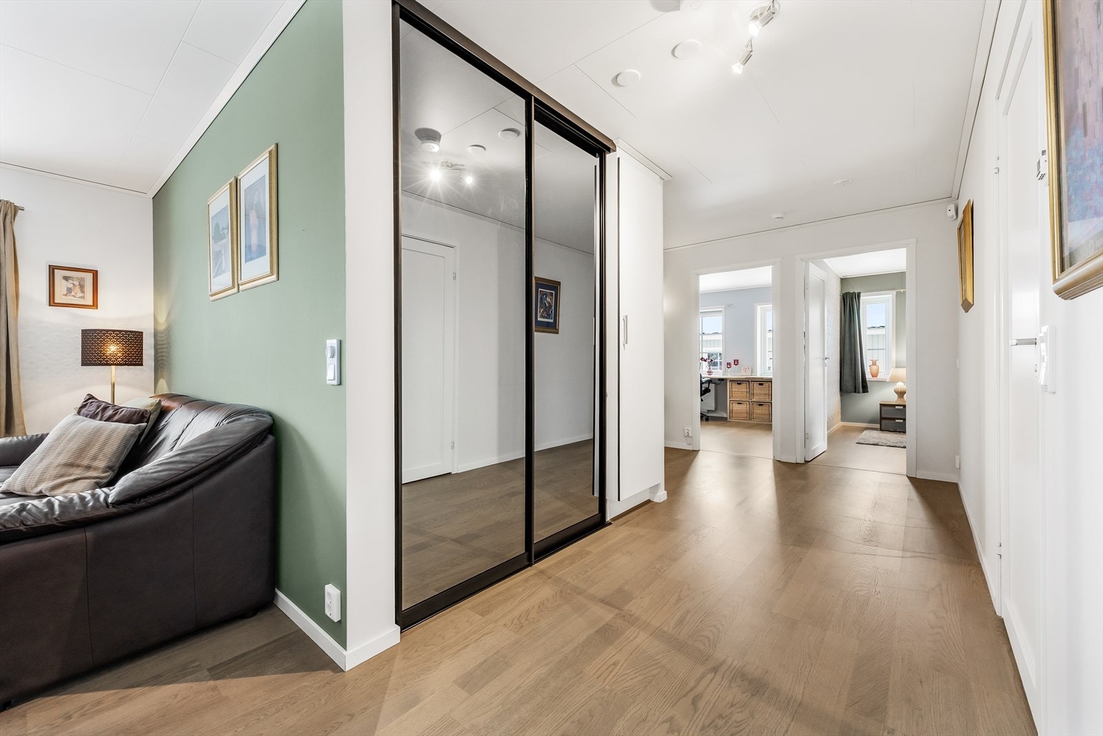 Praktisk garderobeløsning med speilfronter gir rikelig med oppbevaringsplass i gangen. Galleribilde