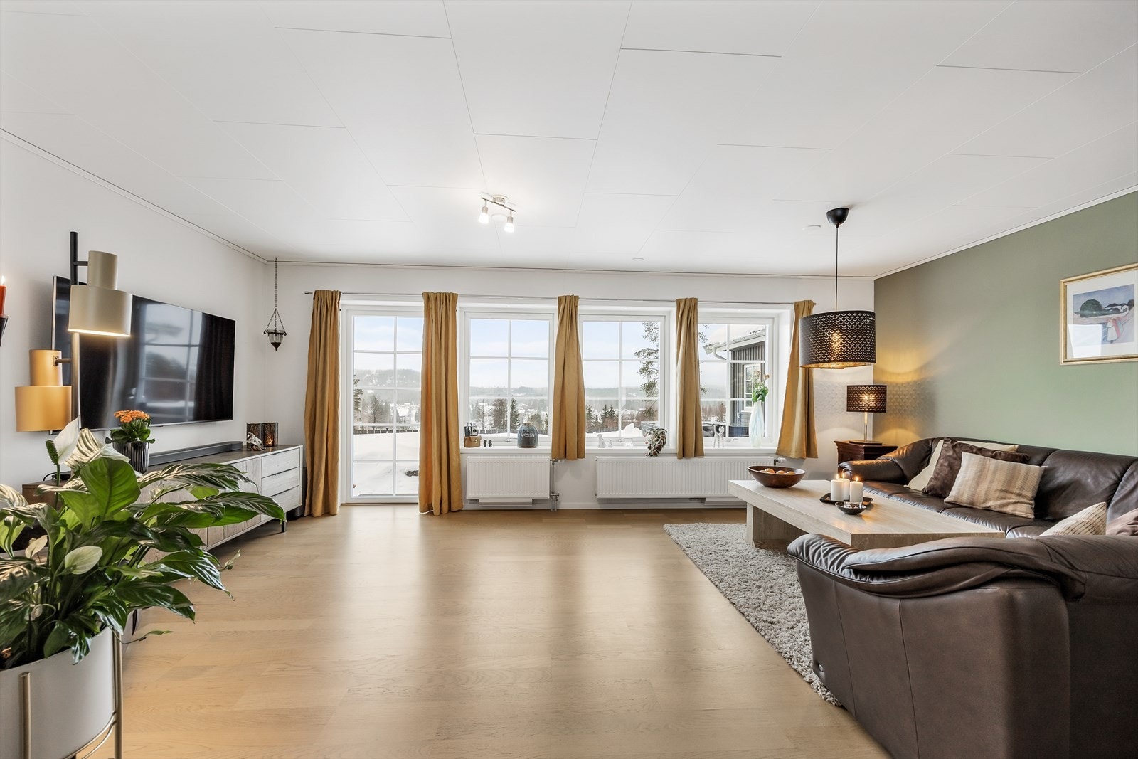 Fra stuen er det direkte utgang til den store, sørvestvendte terrassen. Galleribilde