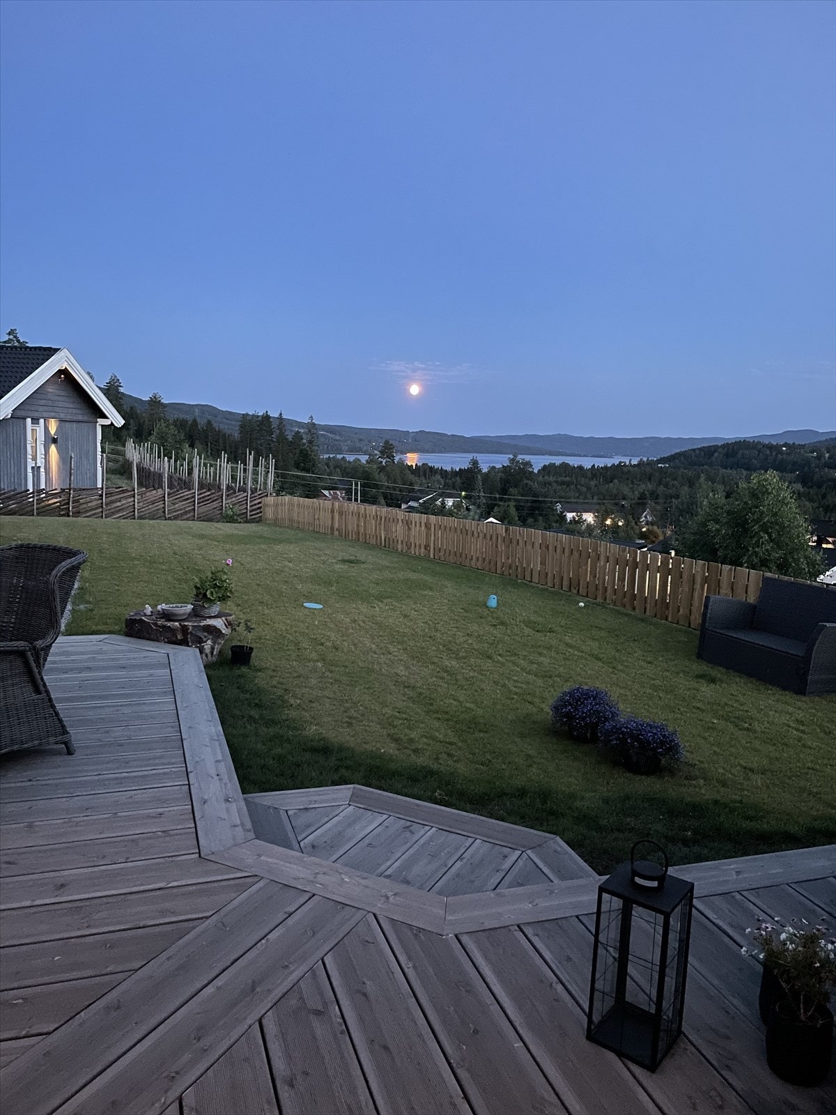 Her har man fin utsikt over landskapet og Hurdalsjøen i det fjerne. Galleribilde