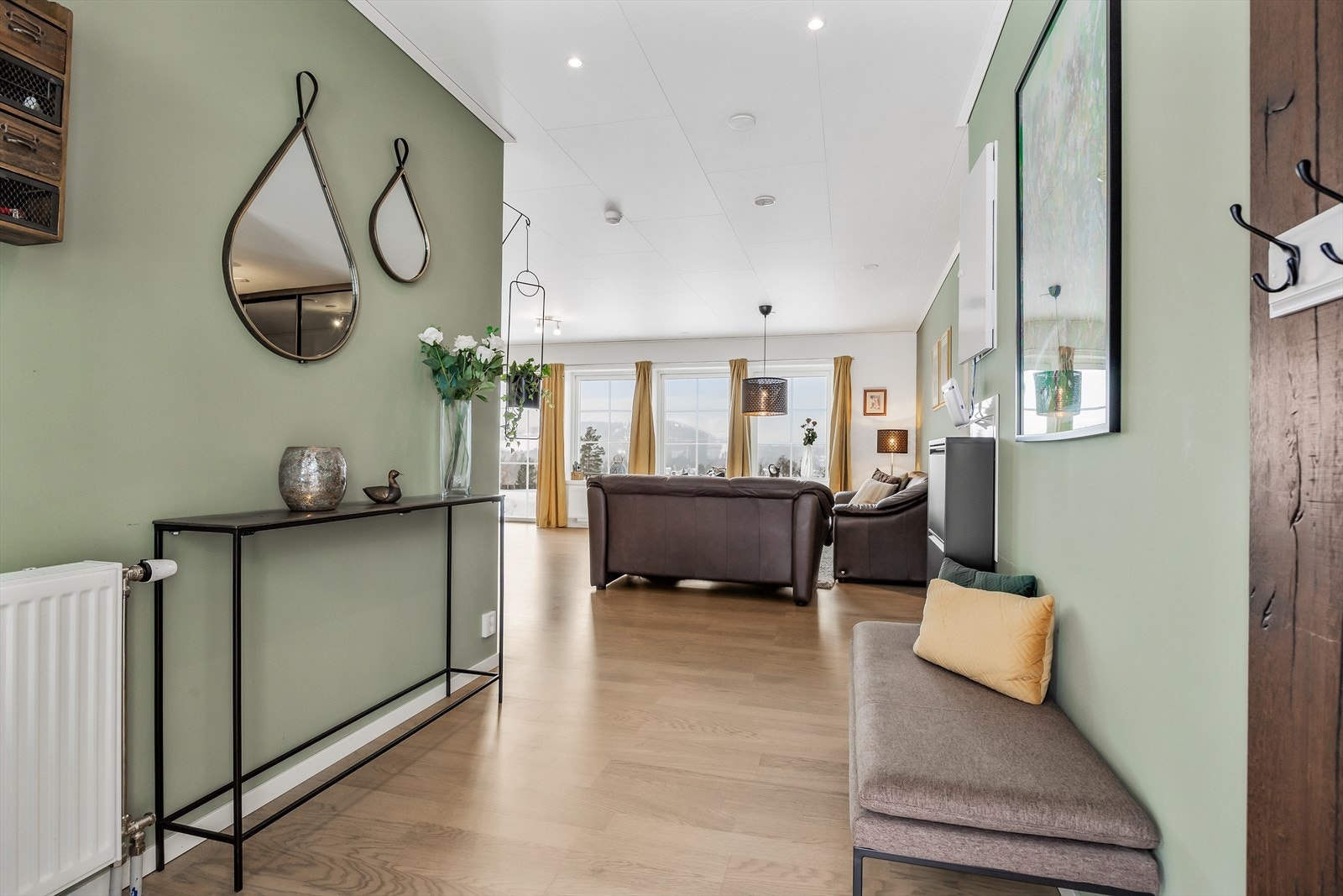 Gjennomgående en-stavs laminat/parkett og vinylgulv binder rommene sammen på en helhetlig måte. Galleribilde