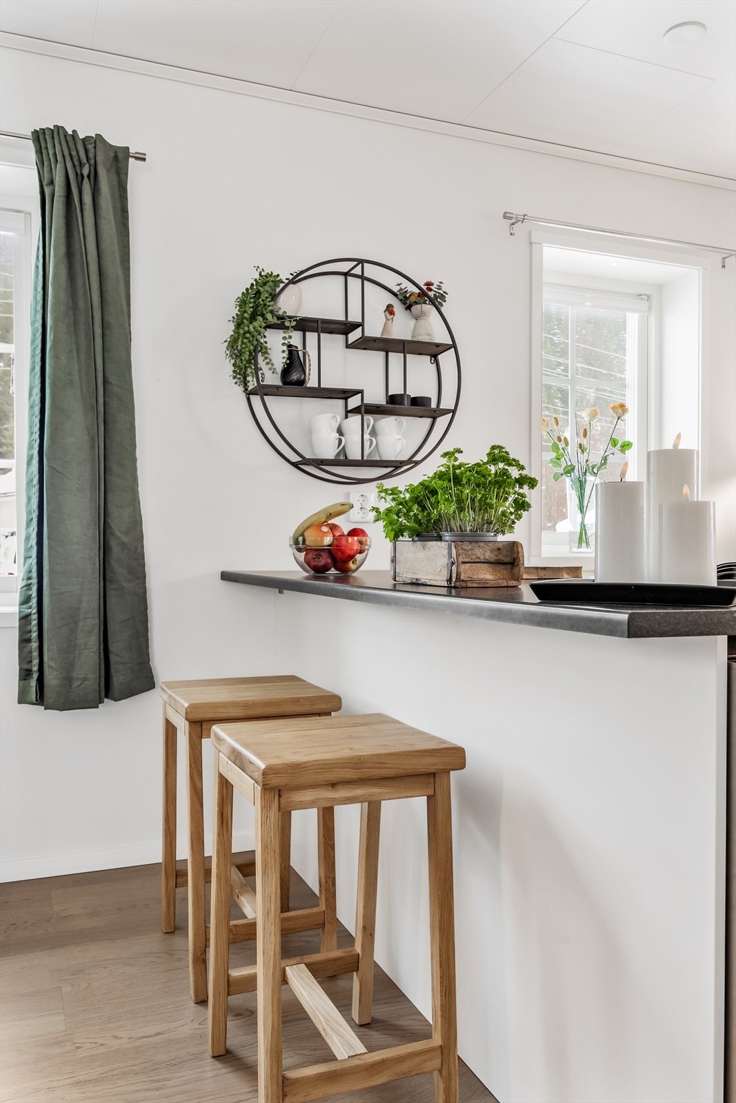 Kjøkkenøya gir også mulighet for en hyggelig sitteplass. Galleribilde