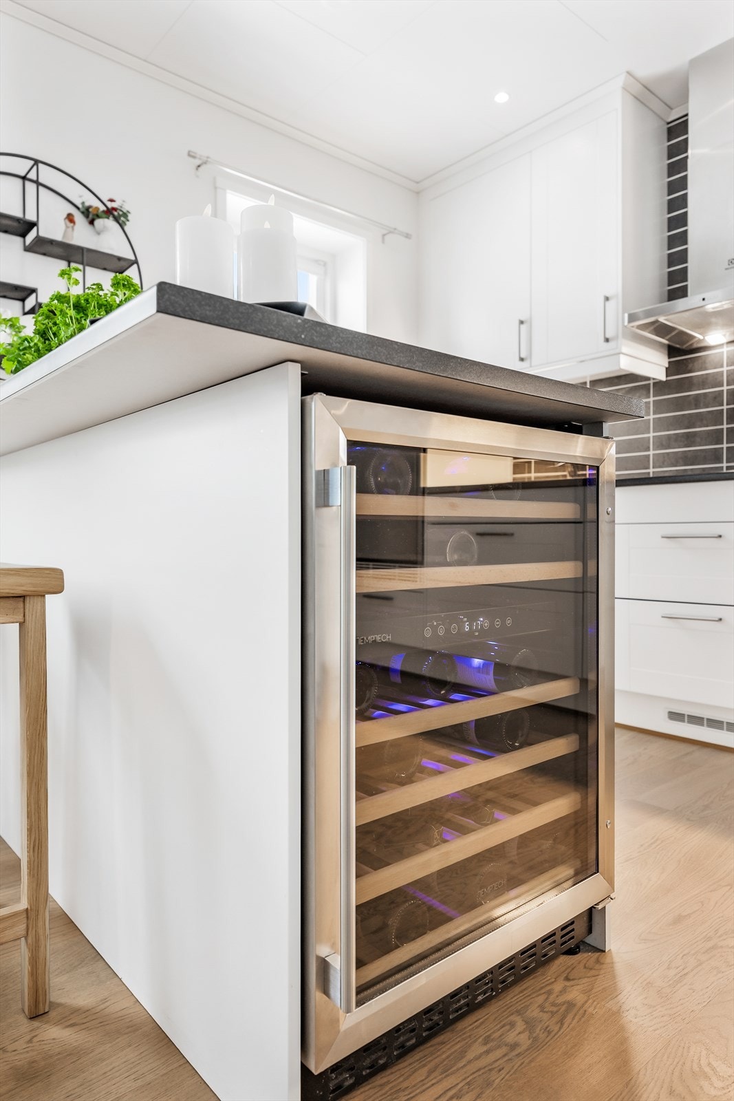 Et integrert vinskap er en av de mange kvalitetsdetaljene på kjøkkenet. Galleribilde
