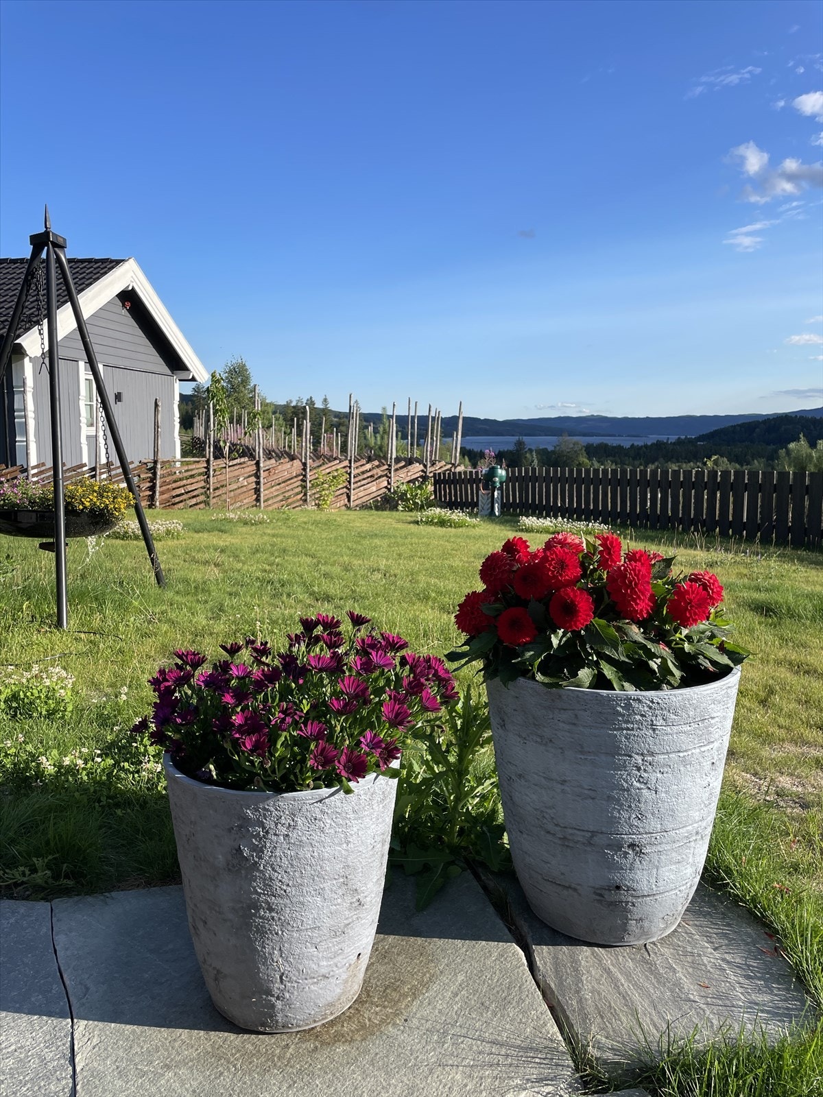 Uteplassen er pent opparbeidet med gressplen og steinheller. Galleribilde