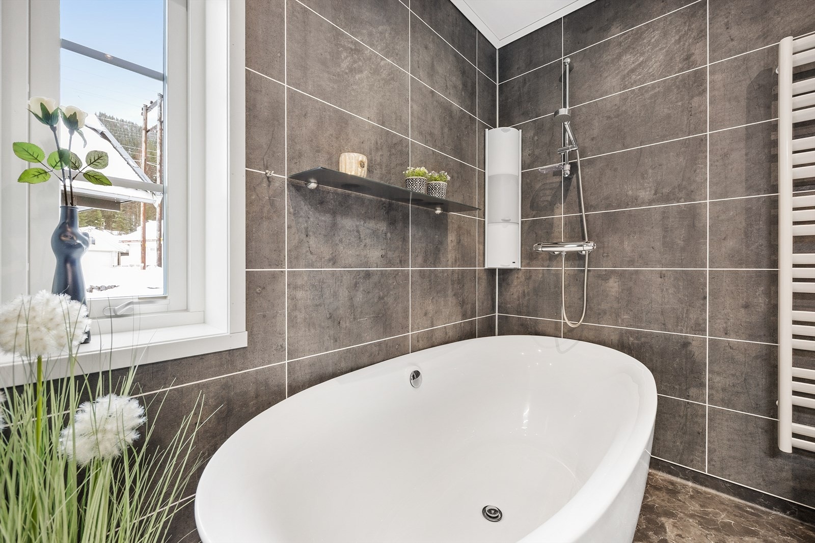 Her får man ekte spafølelse med badekar, i tillegg til dusjarmatur. Galleribilde