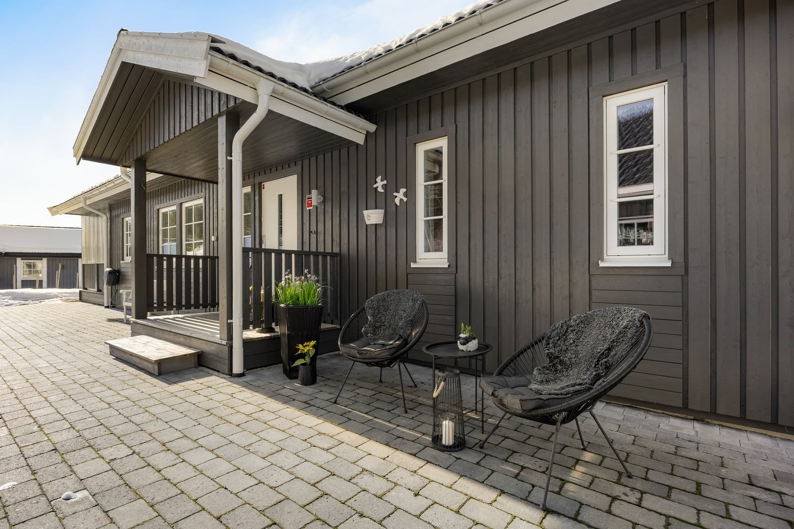 Koselig inngangsparti med uteplass hvor morgen kaffen kan nytes. Galleribilde