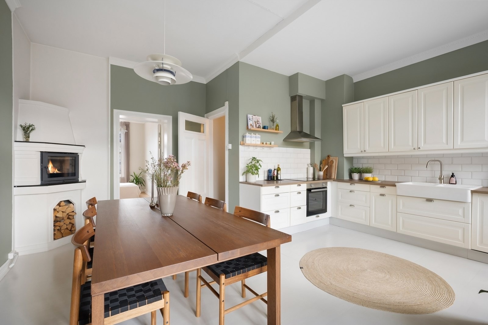 Kjøkkenet oppleves romslig med plass til spisebord av god størrelse. Galleribilde