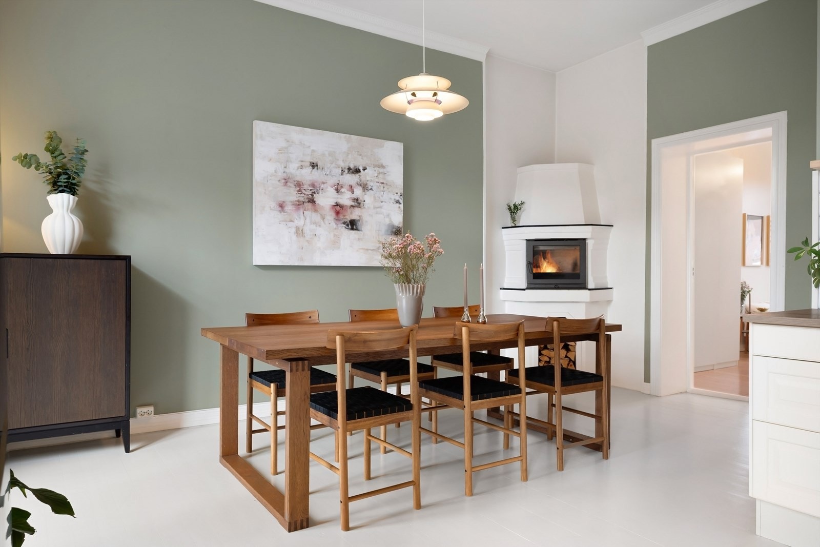 Peis i både stue og kjøkken gir en lun og behagelig atmosfære året rundt. Galleribilde