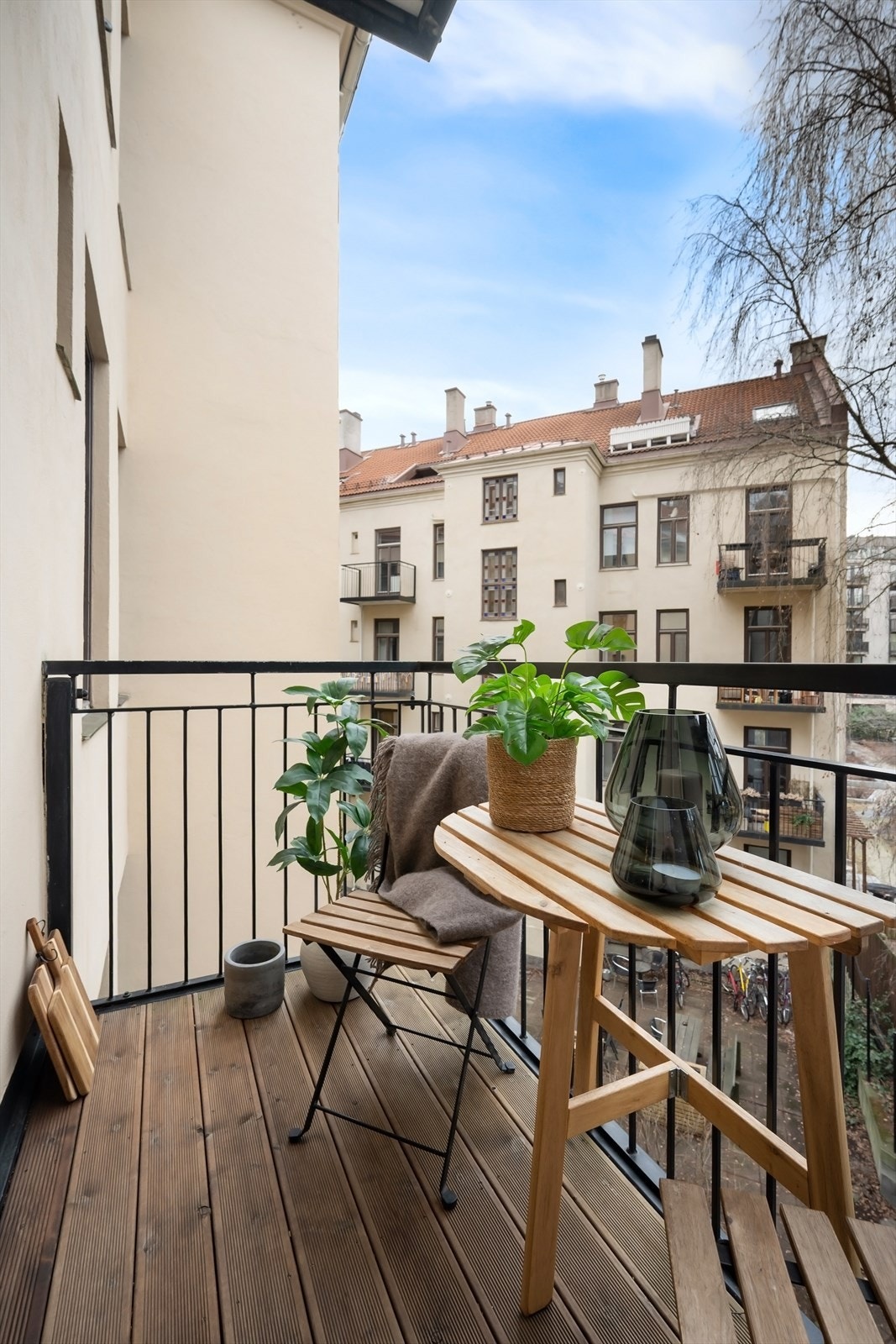 Det er sol på formiddagen på balkongen. Galleribilde