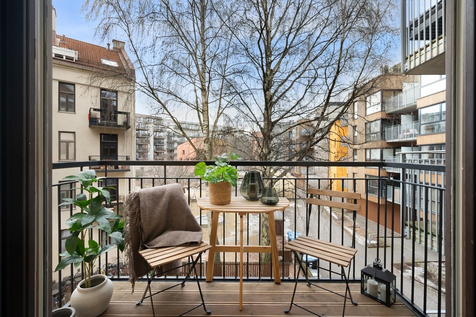 Balkongen vender inn mot svært hyggelig bakgård. Galleribilde