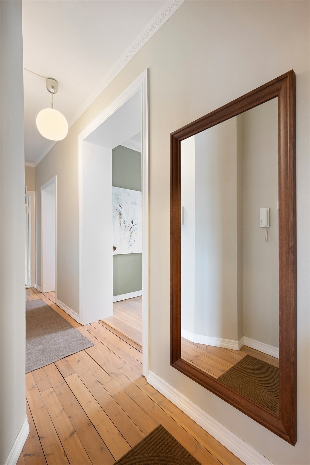 Det er adkomst til alle leilighetens rom fra en innbydende og pen gang. Galleribilde