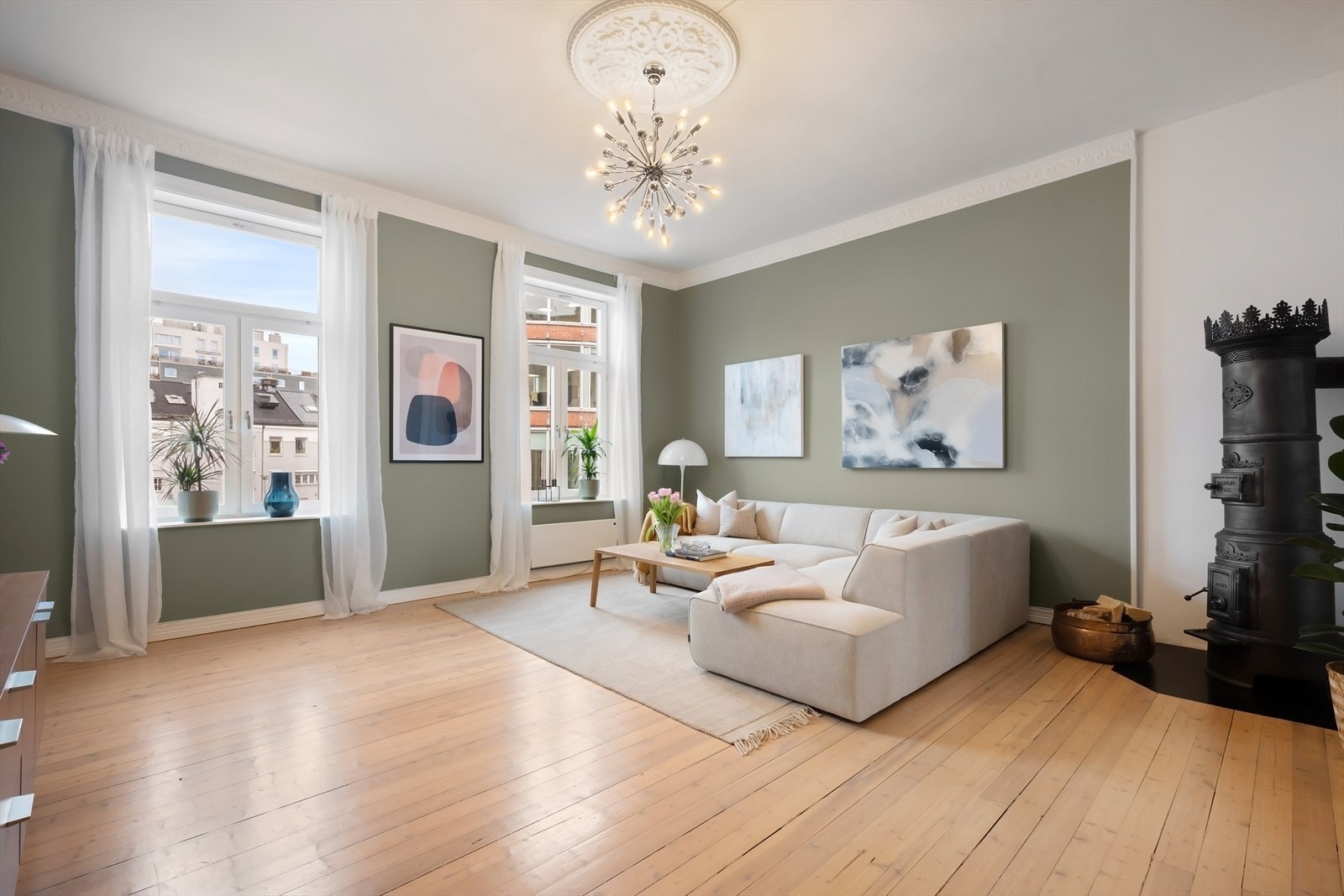 Her oppleves det lyst og luftig med store vindusflater som slipper inn rikelig med naturlig lys. Galleribilde