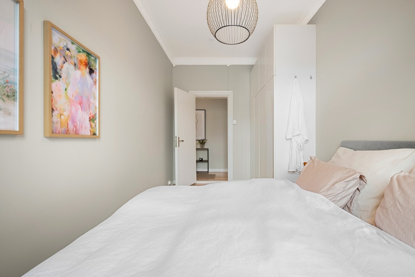 God plass til dobbeltseng og garderobe. Galleribilde