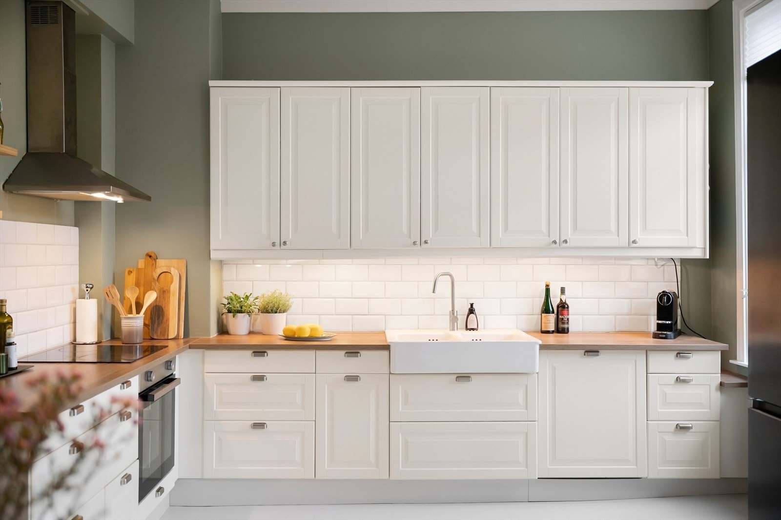 Velutstyrt kjøkken med folierte profilerte fronter. Integrert i kjøkkeninnredningen er stekeovn, platetopp og oppvaskmaskin. Galleribilde