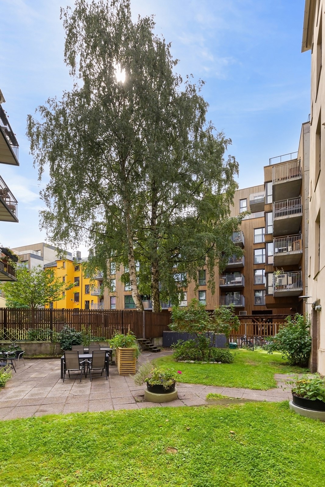 Pent opparbeidet bakgård til glede for sameiets beboere. Legg merke til boksene for oppbevaring av barnevogn. Disse kan lånes gjennom sameiet. Galleribilde