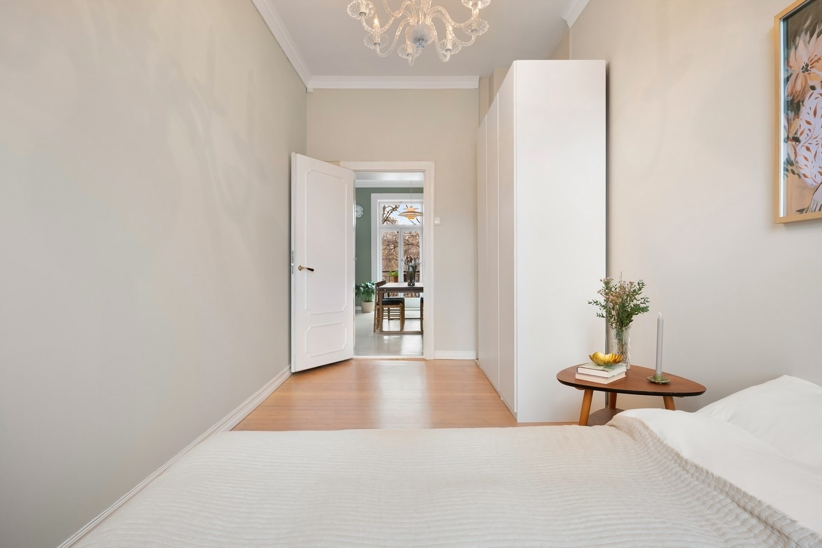 Her er det god plass til dobbeltseng og garderobe. Galleribilde