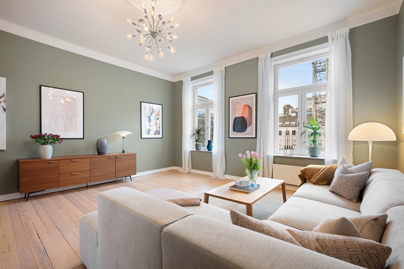 Stuen er romslig med god plass til stor sofagruppe og tilhørende møblement. Galleribilde