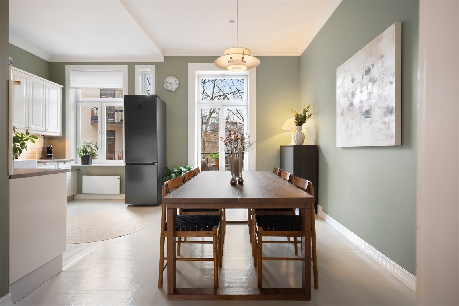 Fra kjøkkenet er det utgang til balkong med flott utsyn inn i stor og frodig bakgård. Galleribilde