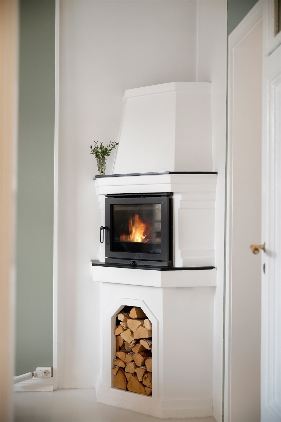 Murt elementpeis med innsats og glassdør. Pipeløp er rehabilitert. Galleribilde