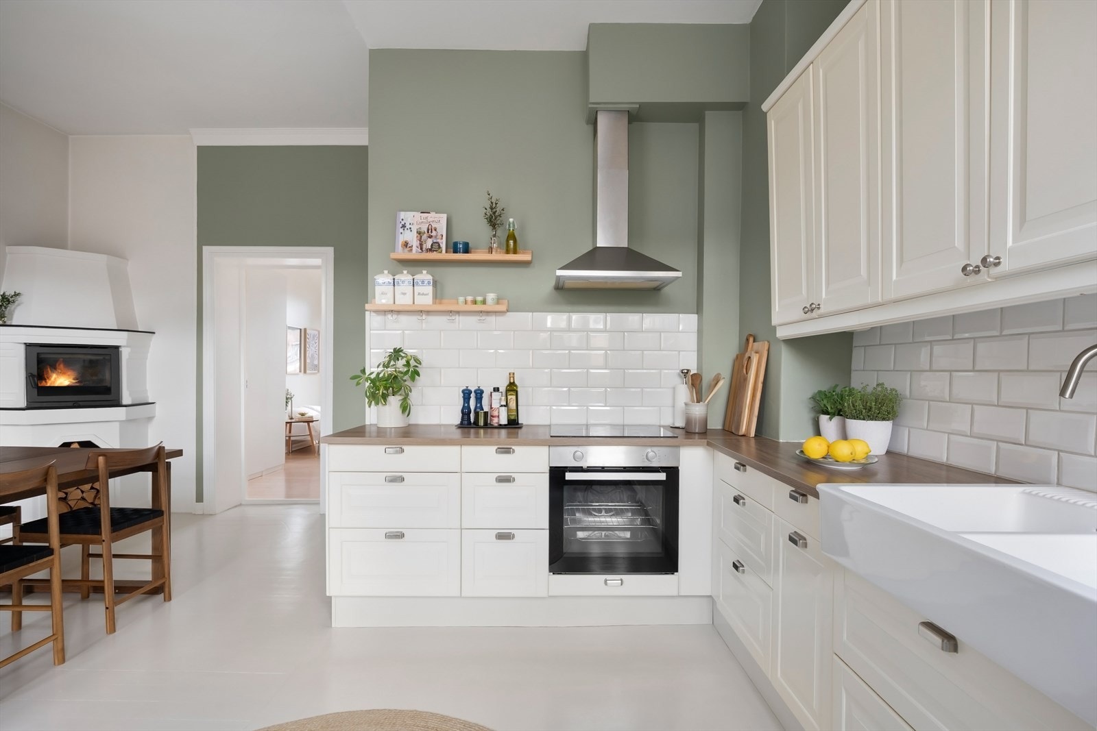 Benkeplate med tilpasset dobbel porselen vaskekum og nedfelt keramisk platetopp. Ventilatorvifte med avtrekk via luftekanal. Galleribilde