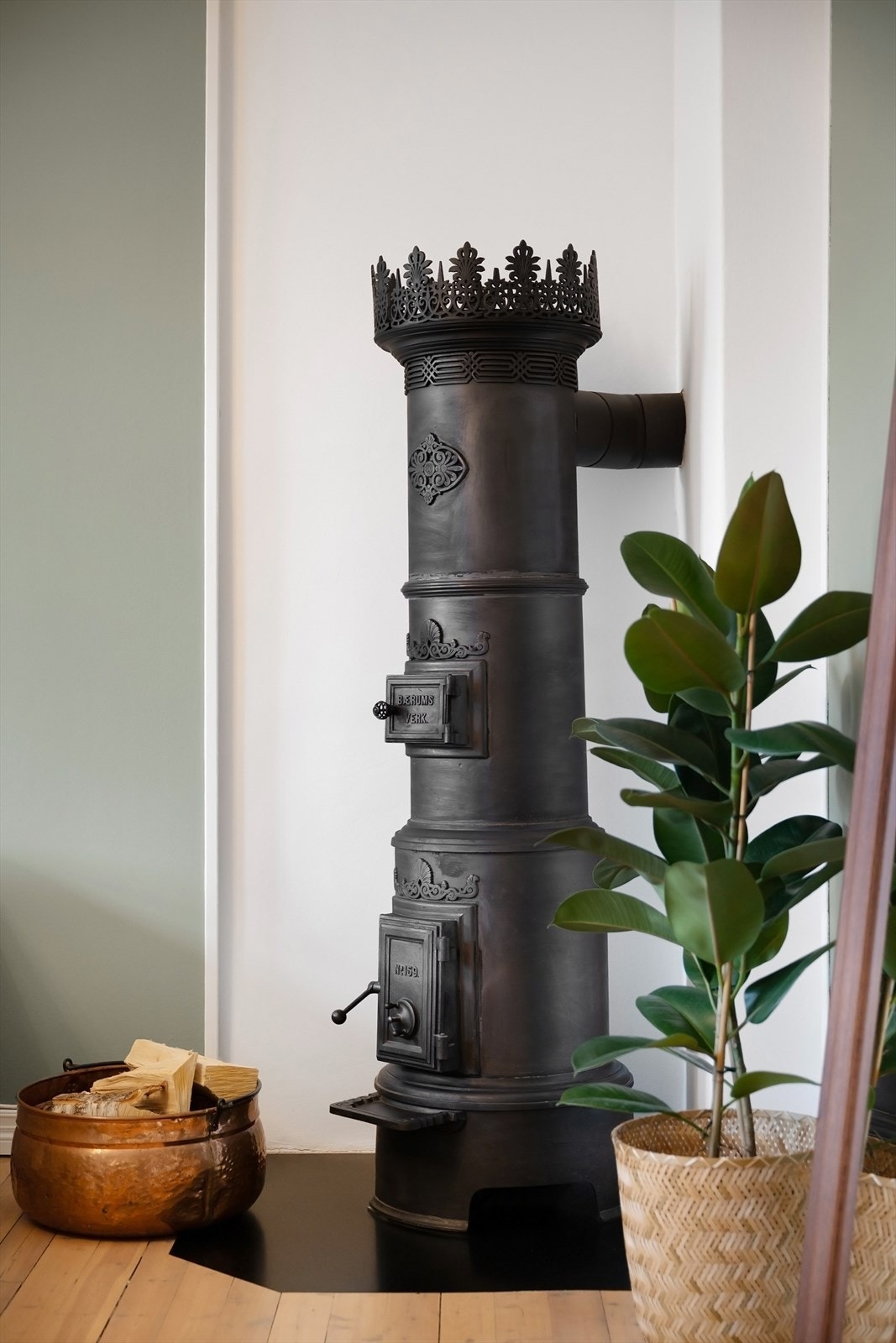 Stuen har en sjarmerende rundovn som gir en hyggelig stemning. Pipeløp er rehabilitert. Galleribilde