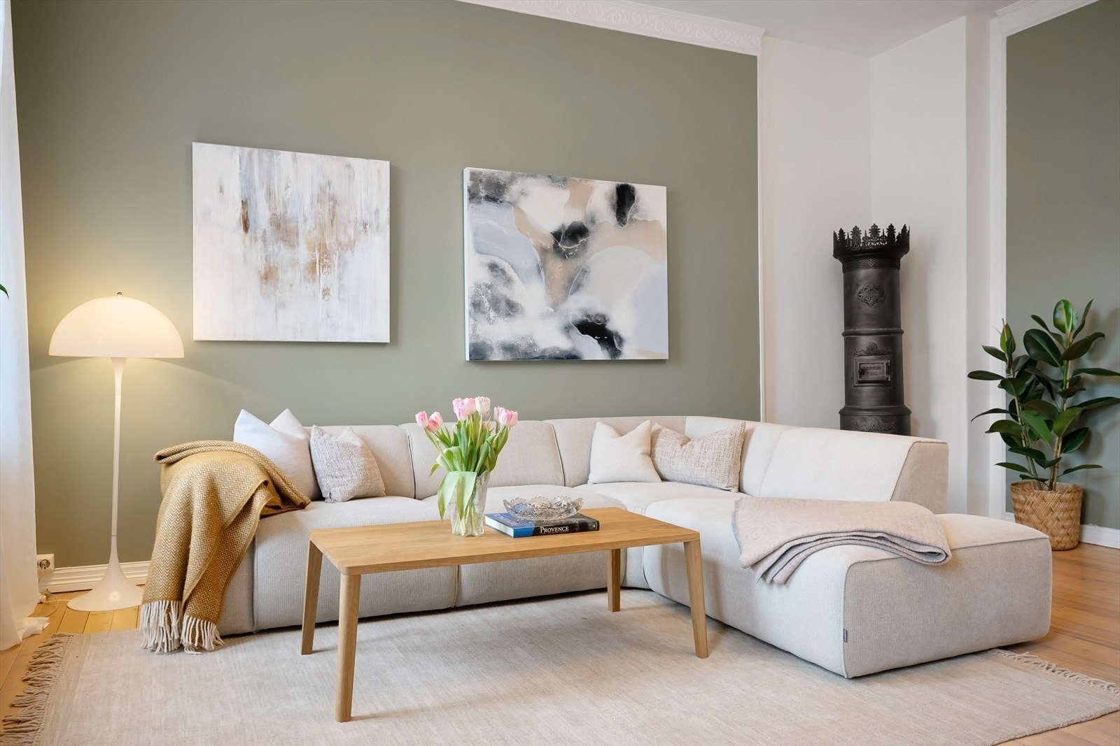 Leiligheten er gjennomgående og oppleves velholdt med fine material- og fargevalg. Galleribilde