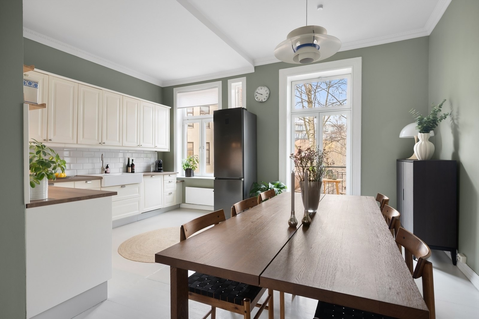 Lyst og romslig spisekjøkken med store vindusflater og rikelig med skapplass. Galleribilde