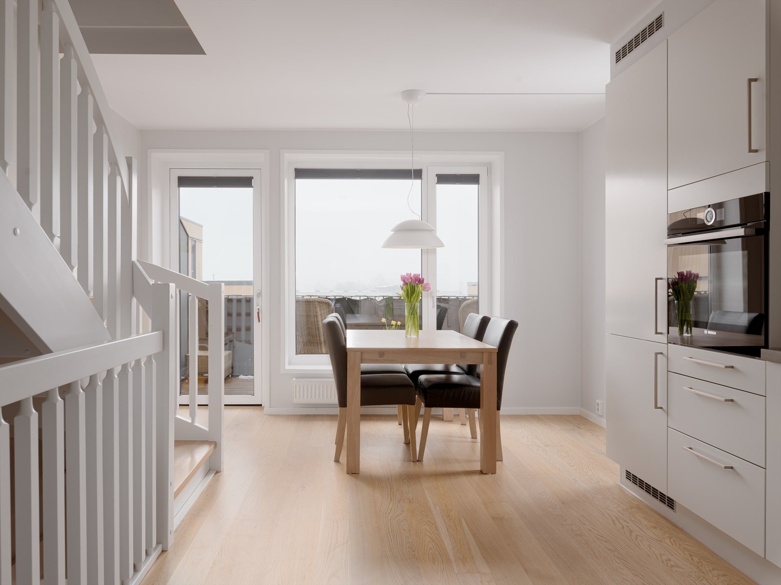 Innvendig møtes du av en luftig atmosfære og moderne preg. Rekkehuset ble bygget nytt i 2018 og har en familievennlig planløsning. Galleribilde