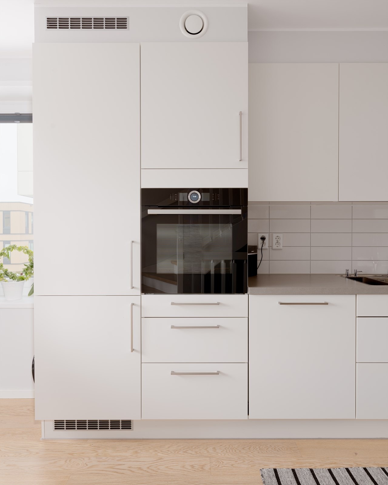 Her får du et HTH kjøkken med integrerte hvitevarer som platetopp, stekeovn, kjøleskap og opplegg for oppvaskmaskin. Nåværende eier har hatt fryseskap i bod i underetasje. Galleribilde