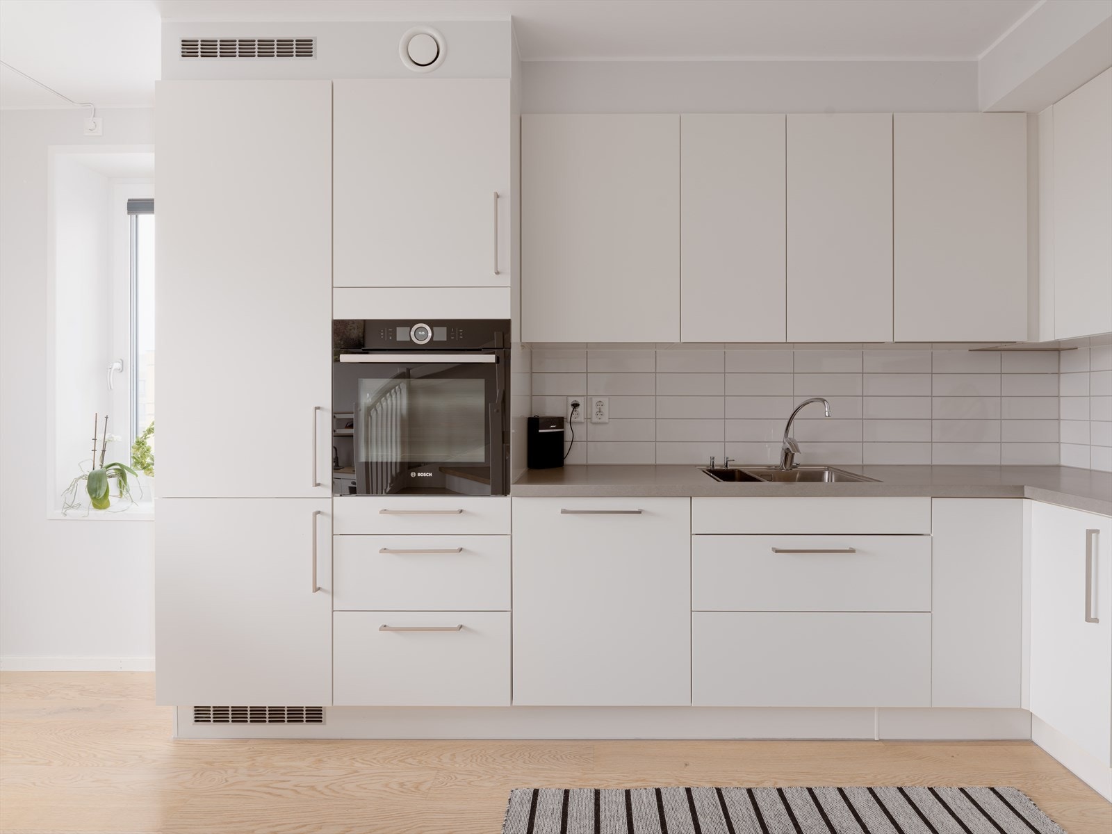 Kjøkkenet er både tidløst og praktisk med mye skap- og benkeplass. Galleribilde