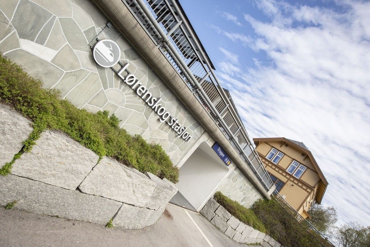 Lørenskog togstasjon ligger kun fem minutters gange fra boligen. Toget tar deg til Oslo S på 18 minutter og har oslotakst. Galleribilde