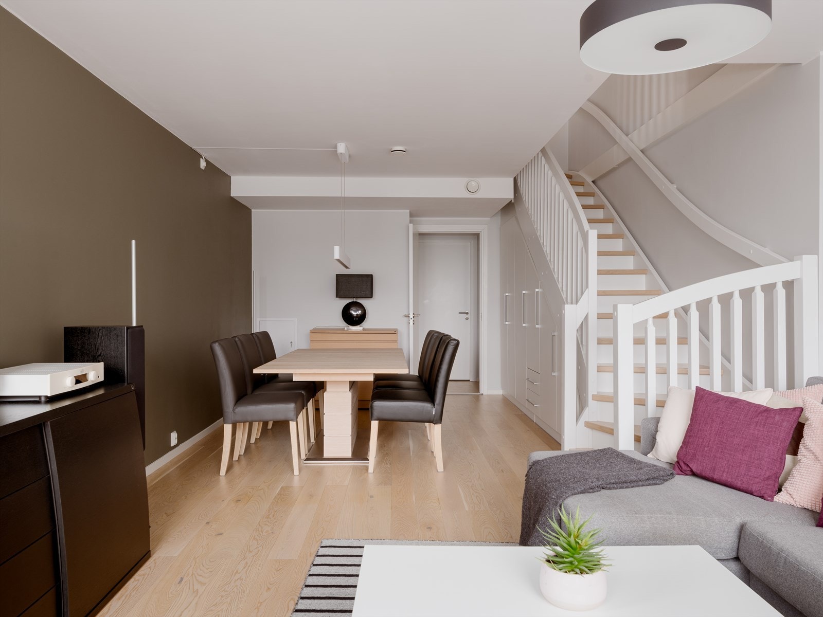 God planløsning med plass til flere sittegrupper. Boligen er oppvarmet gjennom vannbåren varme som er inkludert i felleskostnadene (akonto). Galleribilde