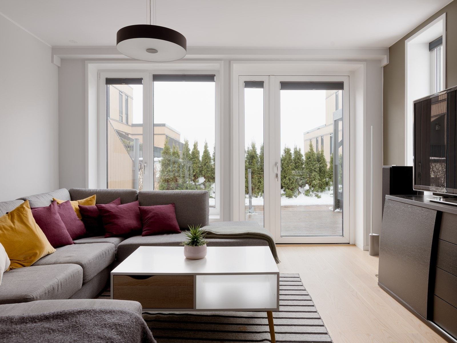 Fra stue er det utgang til markterrasse og pergola. Galleribilde