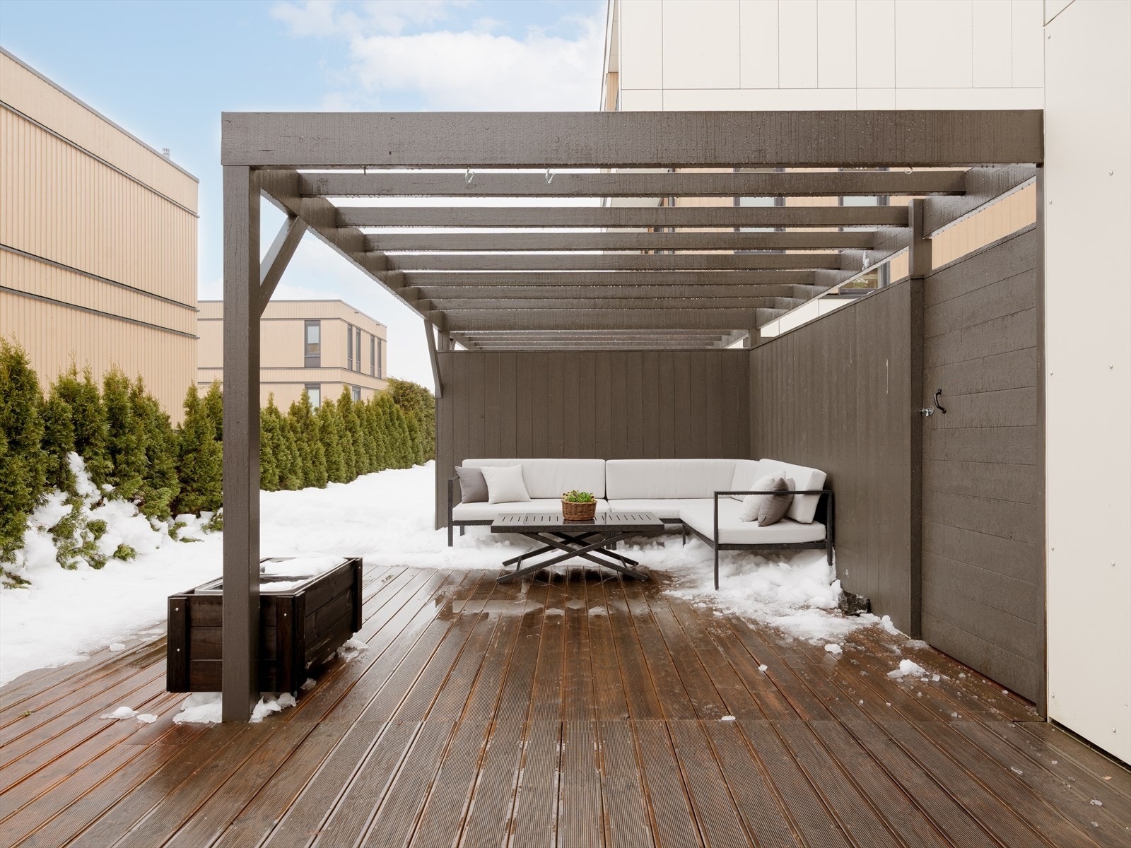 Her får du en lekker familiebolig med meget god intern beliggenhet, flere uteplasser, og utvidet markterrasse med Pergola. Galleribilde