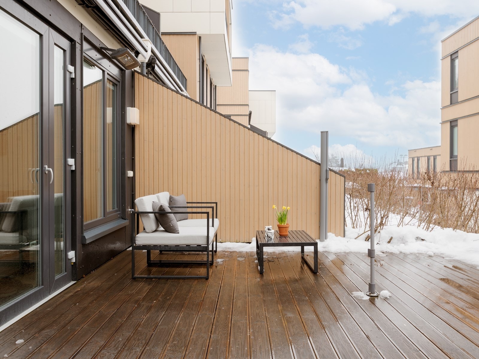 Terrassen rommer plass til flere sittegrupper hvor du kan dekke på til flere gjester i tillegg til solsenger, grill og planter! Elektrisk og fjernstyrt markise for solskjerming, samt infrarøde varmelampe fra Somarmagic på terrasser. Galleribilde