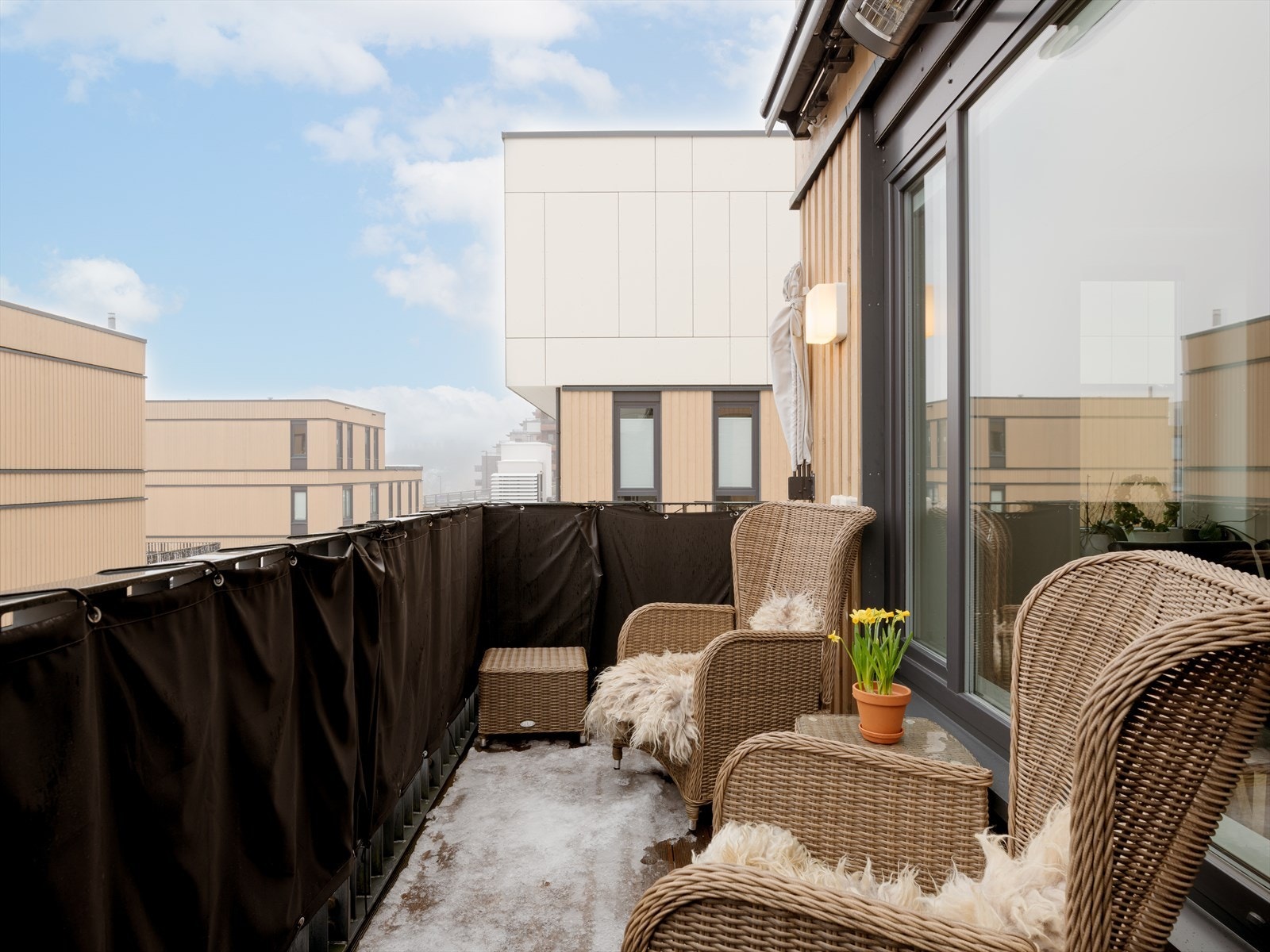 Her kan morgenkaffen nytes i soloppgangen. Ekstra utendørs strømuttak er montert på begge terrasser og i sportsbod. Galleribilde