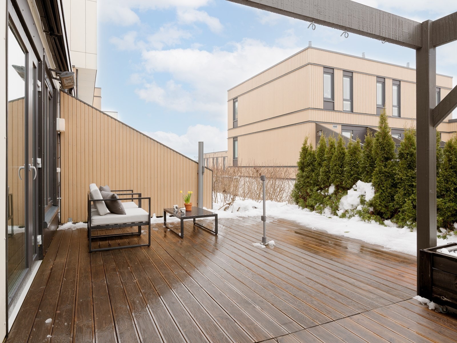 Uteplassen er på hele 62 kvm. med stor terrasse, der man kan møblere i ulike soner. Uteplassen er godt skjermet med hekk og gjerde med port. Her er det god plass til å nyte fine sommerdager i skjermede og private omgivelser. Galleribilde