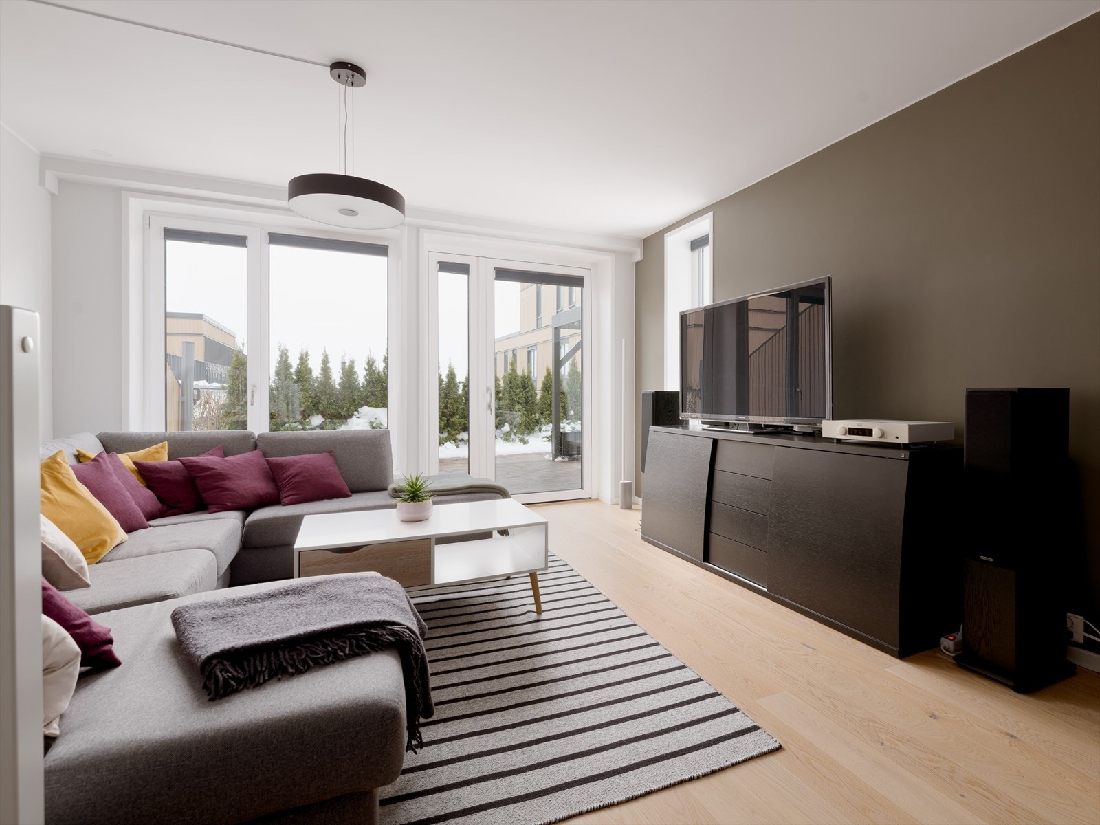 Stuen er romslig med mulighet for møblering i ulike soner, og har fin plass til en ordentlig sofa- og TV-krok. Galleribilde