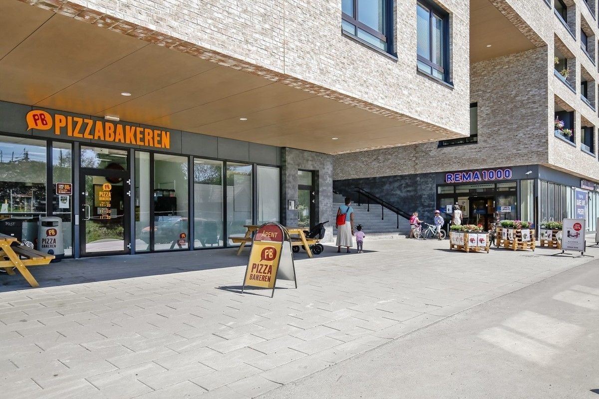 I umiddelbar nærhet finner du flere servicetilbud som bl.a. Rema 1000 og Pizzabakeren. Galleribilde