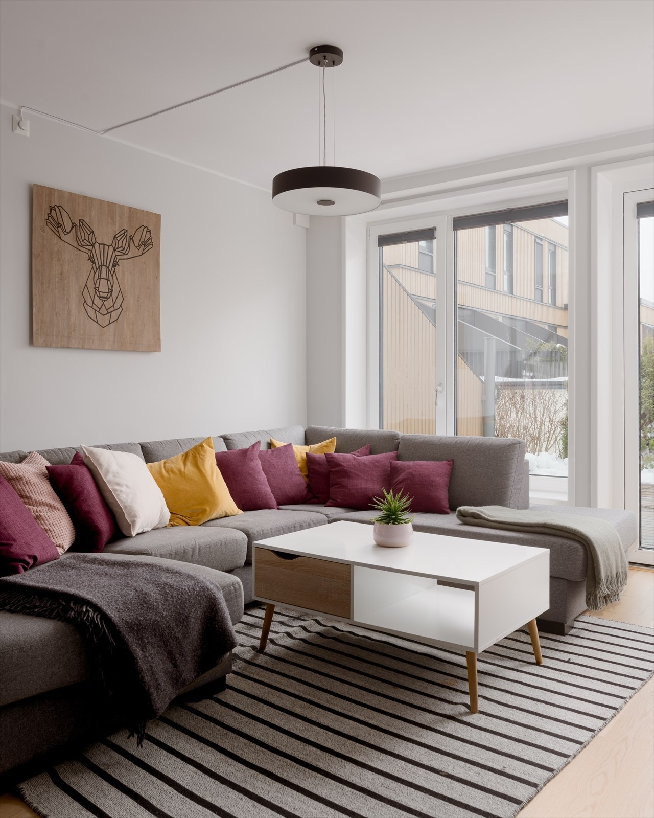 Store vindusflater sørger for mye naturlig lys og en behagelig romfølelse. Alle vinduer har plissegardiner montert i vinduskarm fra Luxaflex. Galleribilde