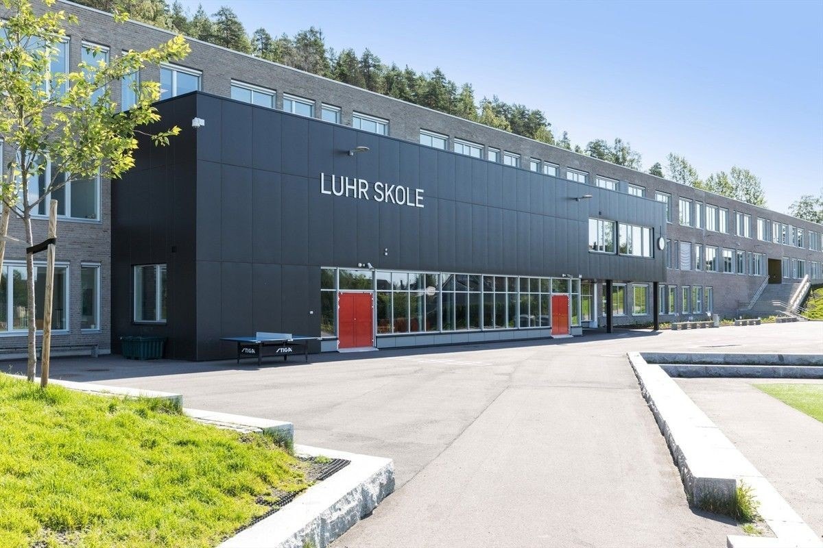 Luhr skole med 1.-7.trinn ligger i gangavstand fra boligen. Galleribilde