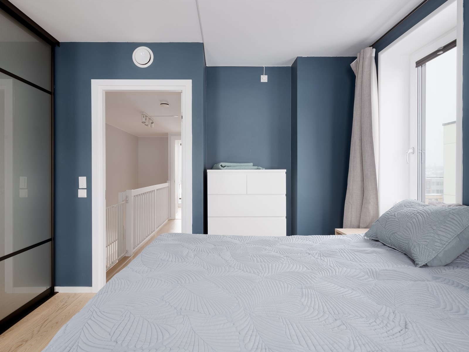 Rommet har en plassbygget skyvedørsgarderobe langs den ene veggen med god plass til klær etc. Galleribilde