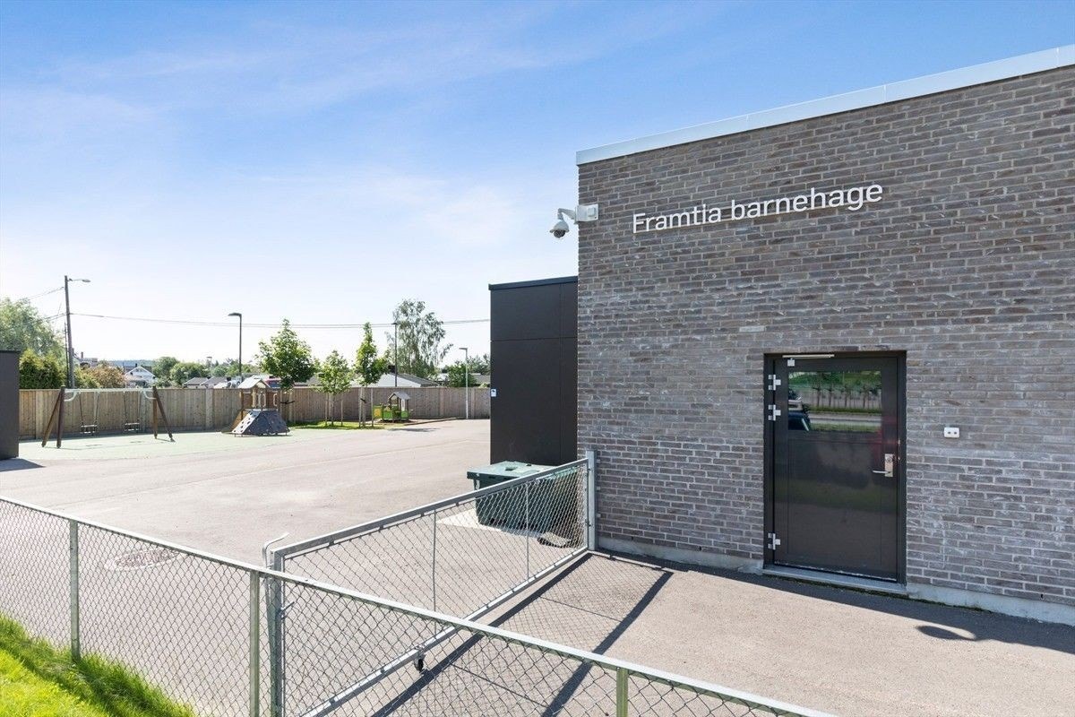 Framtia barnehage ligger kun 3 minutters gange fra boligen. I tillegg er det flere andre barnehager rett i nærheten, som for eksempel Steinerud barnehage som åpnet i august 2022. Galleribilde